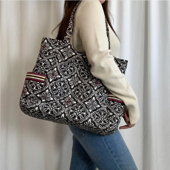 Vera Bradley Barcelona Black and white floral tote bag with pockets. - Picture 2 of 16